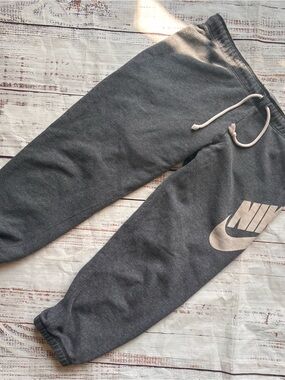 Nike Men’s Gray Logo Capri Sweatpants Size Medium